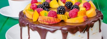 торт с шоколадными подтеками и фруктами. Шаг 32