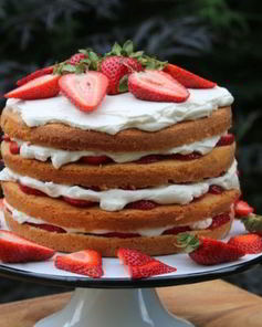 Торт с творогом и клубникой