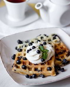 Черничные вафли на сметане