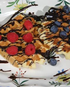 Шафранные вафли под шоколадным соусом