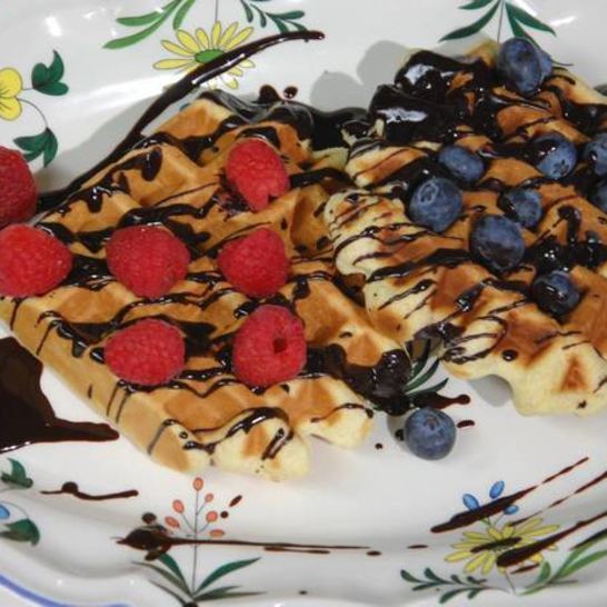 Рецепт шафранных вафель под шоколадным соусом