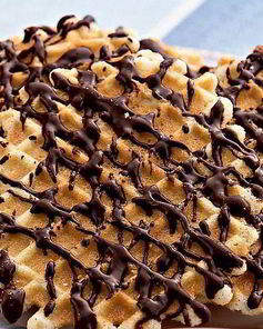 Цитрусовые вафли с шоколадным соусом