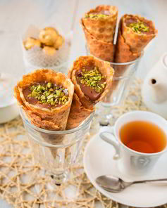 Вафельные трубочки с заварным шоколадным кремом