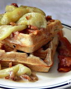 Вафли с яблоками и орехами