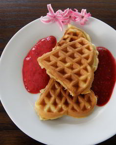 Яблочные вафли с малиновым соусом