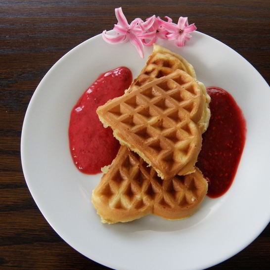 Рецепт яблочных вафель с малиновым соусом