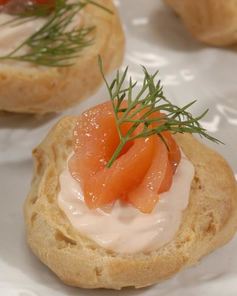 Профитроли с лососем