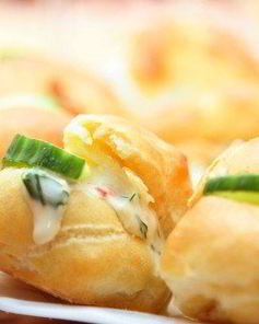 Эклеры со сливочным кремом из копченого лосося с зеленью