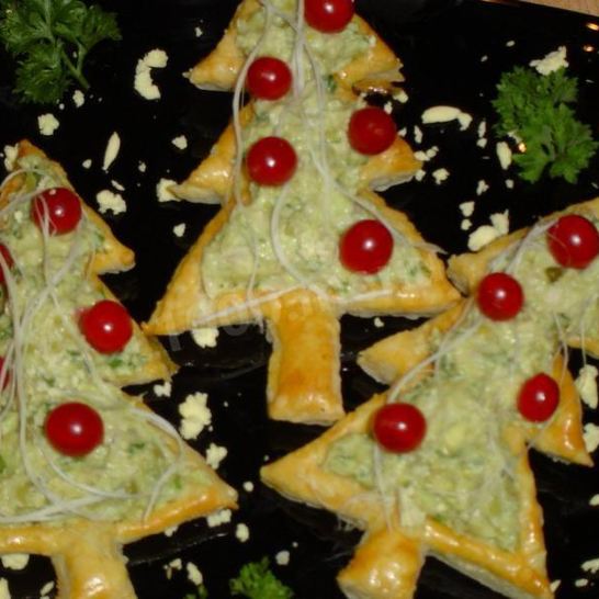 Рецепт закусочных слоек новогодних елки