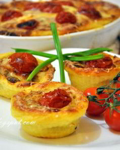 Картофельная запеканка с мясом, сыром и помидорами черри