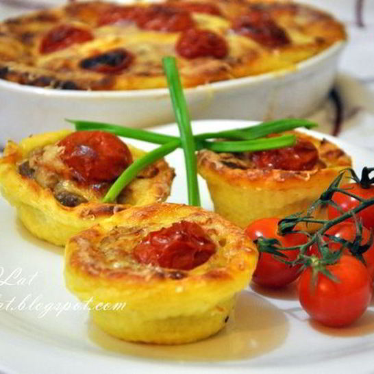 Рецепт картофельной запеканки с мясом, сыром и помидорами черри