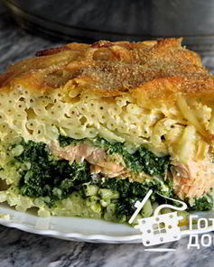 Макаронная запеканка с лососем и шпинатом