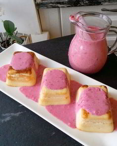 Творожная запеканка под бруснично-банановым соусом