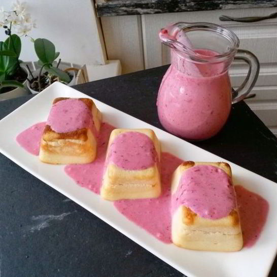 Рецепт творожной запеканки под бруснично-банановым соусом