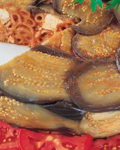 Запеканка из макарон и баклажан с тунцом