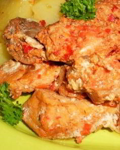 Свинина, тушенная с аджикой