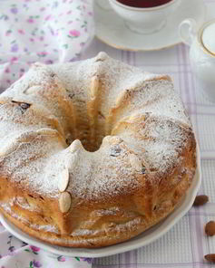 Гугельхопф с джемом, миндалем и клюквой