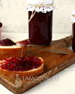 Густой джем из вишни