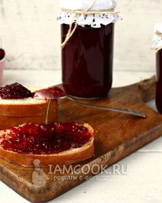 Густой джем из вишни