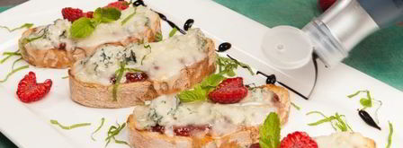 кростини с джемом и горгонзоллой. Шаг 14