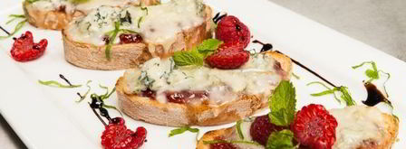 кростини с джемом и горгонзоллой. Шаг 16