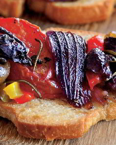 Брускетты с компотом из красного лука и овощей