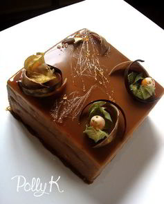 Карамельный муссовый торт с компотом из абрикоса и фундуком