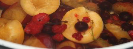 компот из алычи, абрикос и летних ягод. Шаг 3