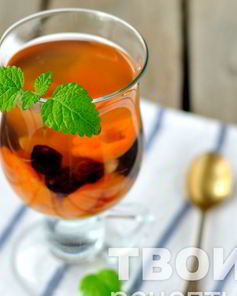 Компот из сухофруктов с лимоном и мелиссой