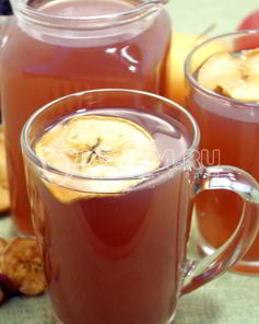 Компот из сушеных яблок с ягодами