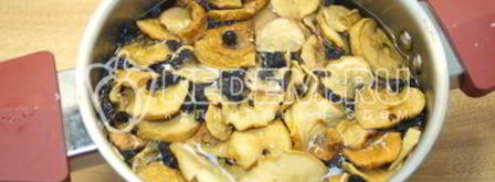 компот из сушеных яблок с ягодами. Шаг 3