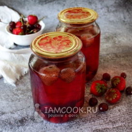 Рецепт компота из вишни и клубники