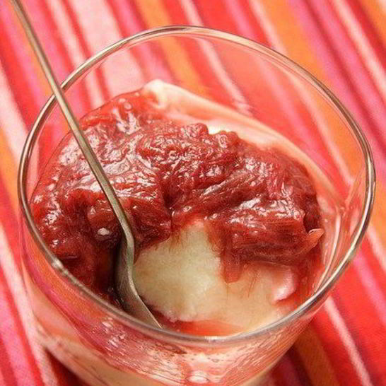 Рецепт манного пудинга с теплым компотом из ревеня