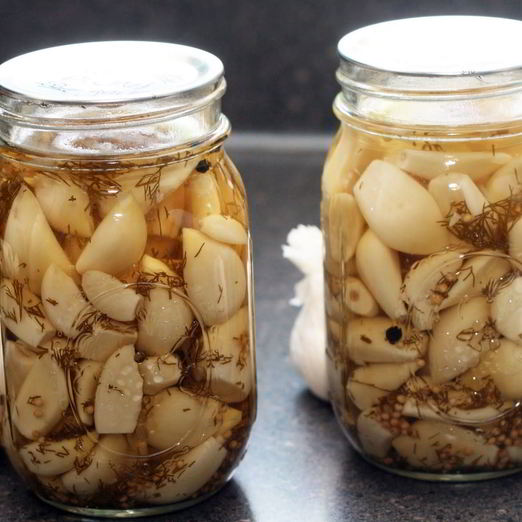 Маринованные зубчики чеснока