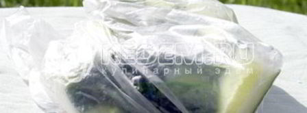 быстрые малосольные огурцы в пакете. Шаг 3