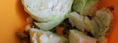 малосольные огурцы с молодой капустой. Шаг 2