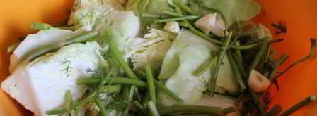 малосольные огурцы с молодой капустой. Шаг 3