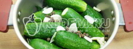 малосольные огурцы в кастрюле. Шаг 5