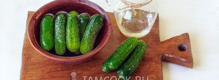 малосольные огурцы в пакете с чесноком. Шаг 3