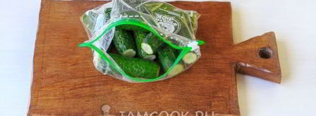 малосольные огурцы в пакете с чесноком. Шаг 5