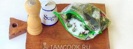 малосольные огурцы в пакете с чесноком. Шаг 8