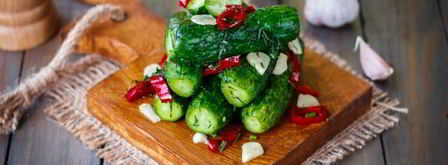 малосольные огурцы в пакете с чесноком. Шаг 11