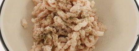 сало, перекрученное с чесноком. Шаг 2