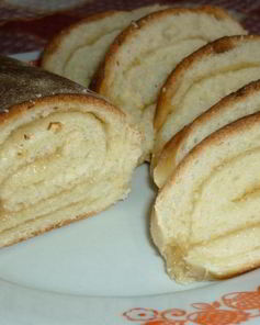 Рулет из дрожжевого теста с вареньем