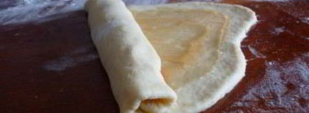 рулет из дрожжевого теста с вареньем. Шаг 6