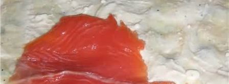 рулетики с лососем слабого соления с малиновым вареньем. Шаг 21