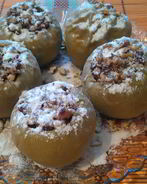 Запеченные яблоки с орехами и вареньем