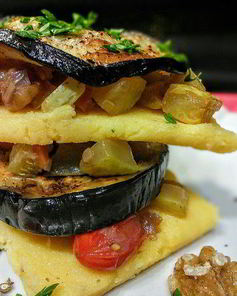 Башенки из поленты и баклажанов