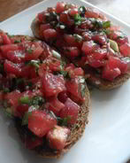 Брускетта с помидорами