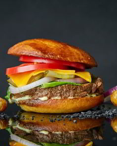 Бургер на булочке бриошь с томленой телятиной